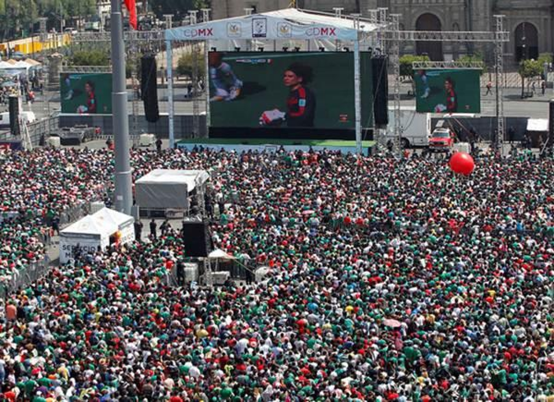 Instalan pantallas en el Zócalo para ver el Mundial