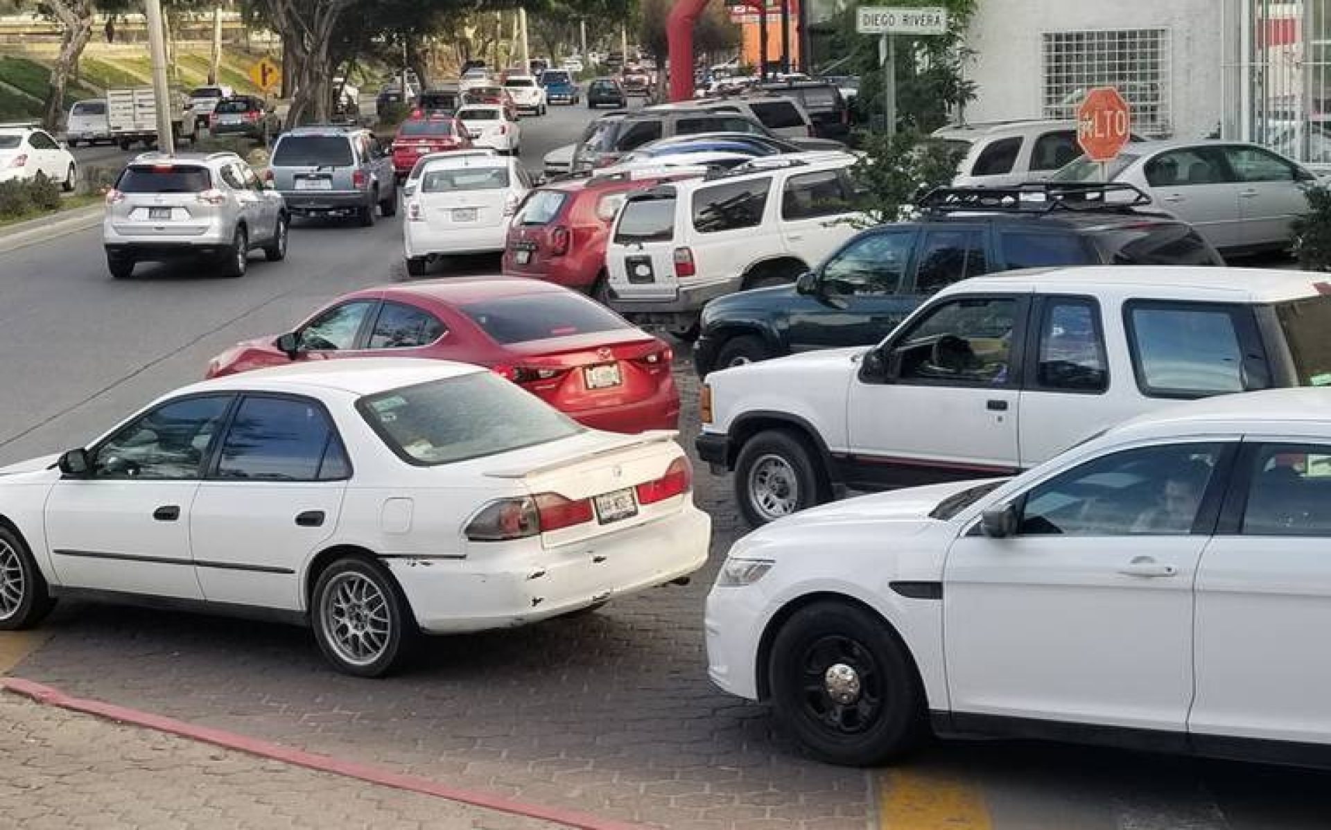 México extiende regularización de 'autos chocolate' hasta diciembre