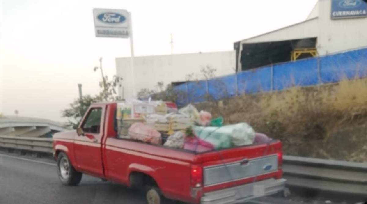 Camioneta se queda sin una llanta en el distribuidor Palmira