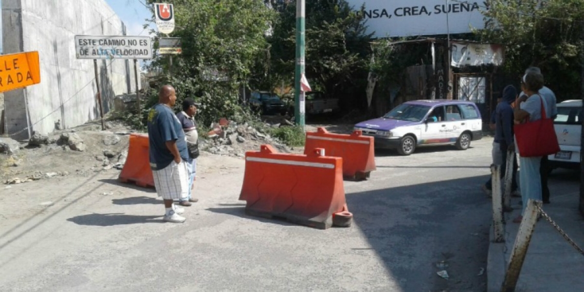 Ejidatarios de Acapantzingo se manifiestan; exigen a la SCT cumplir compromiso de ampliar puente