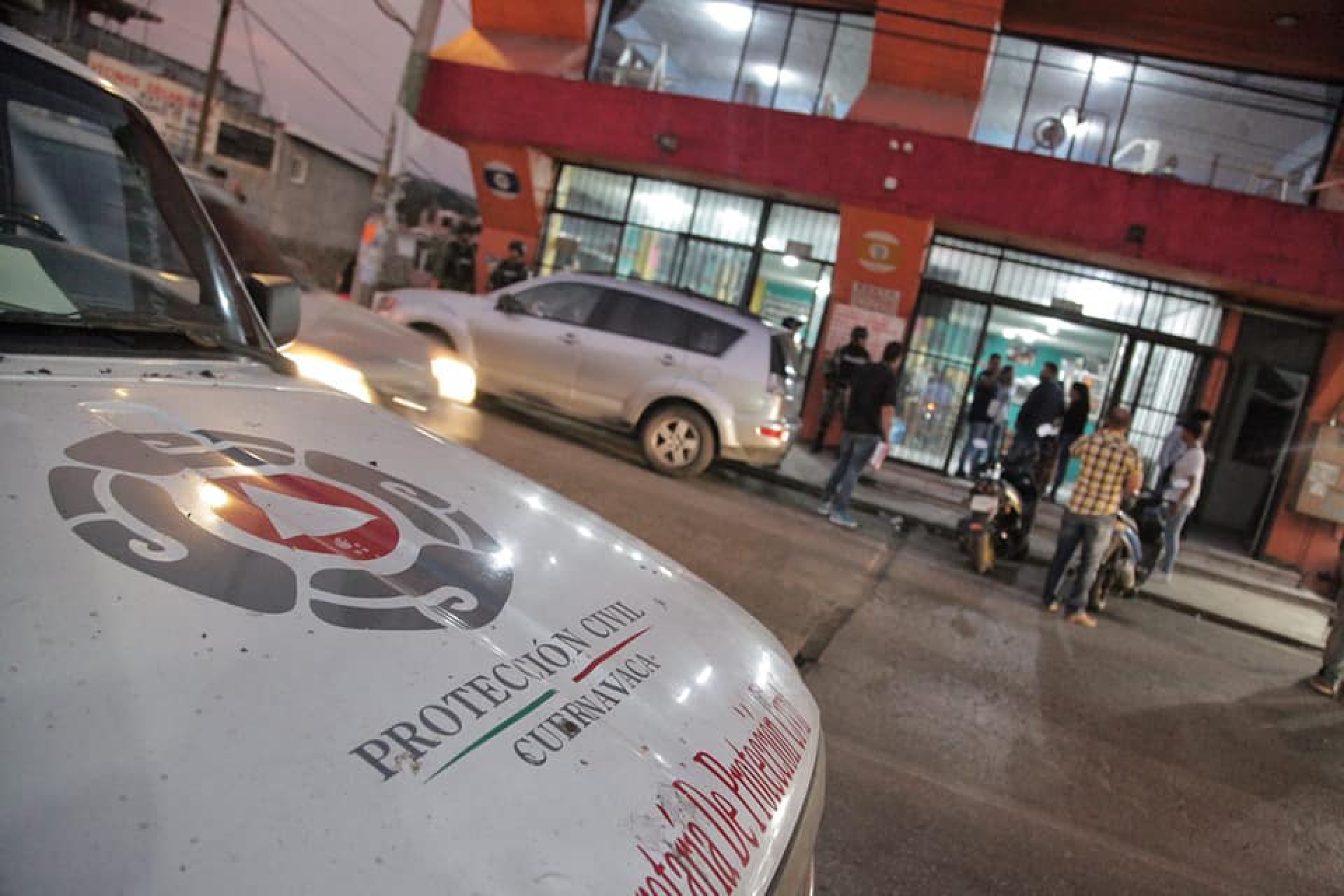 Clausuran dos bares más en la avenida Universidad