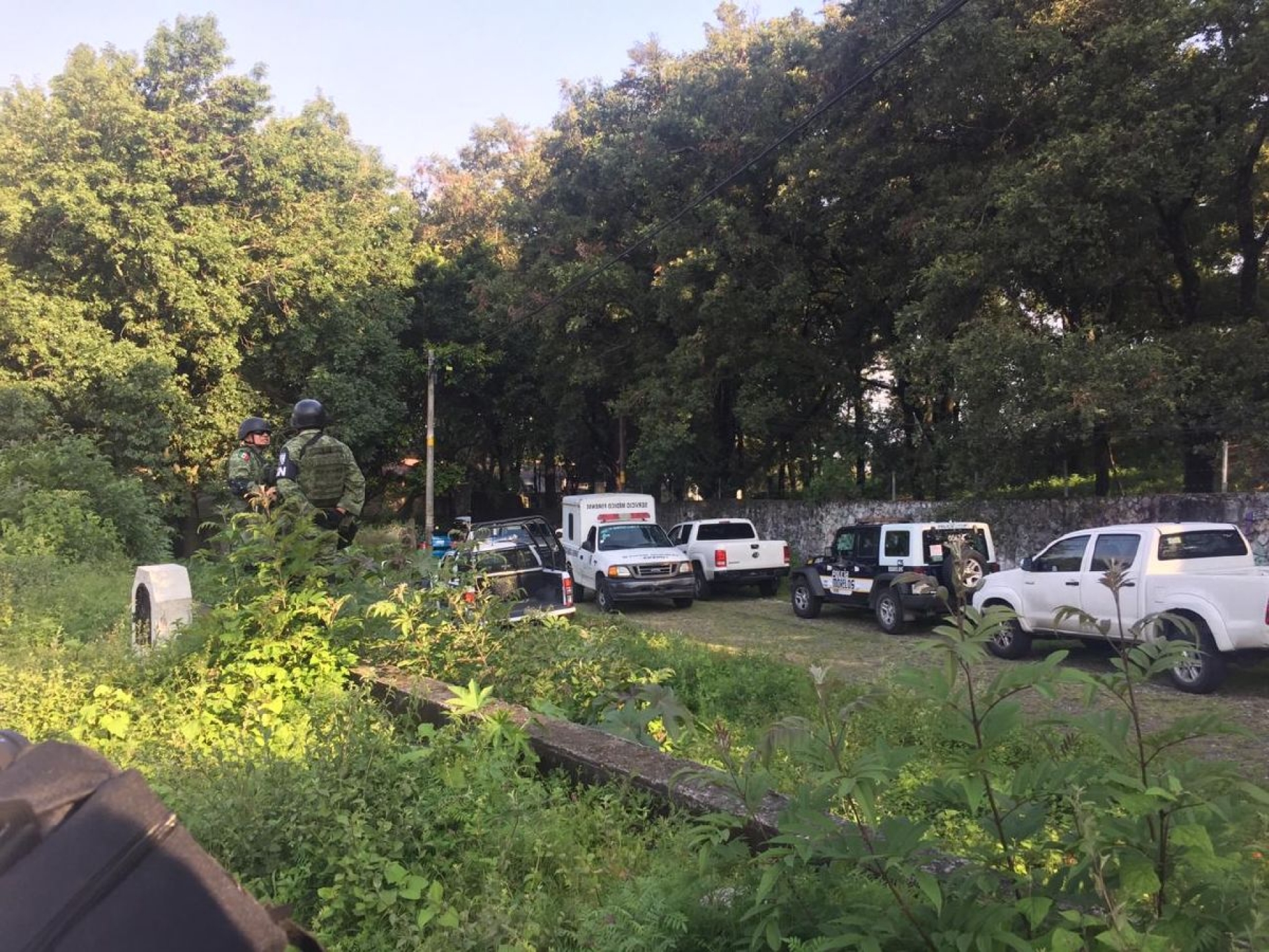 Hallan un cadáver en la cajuela de un auto