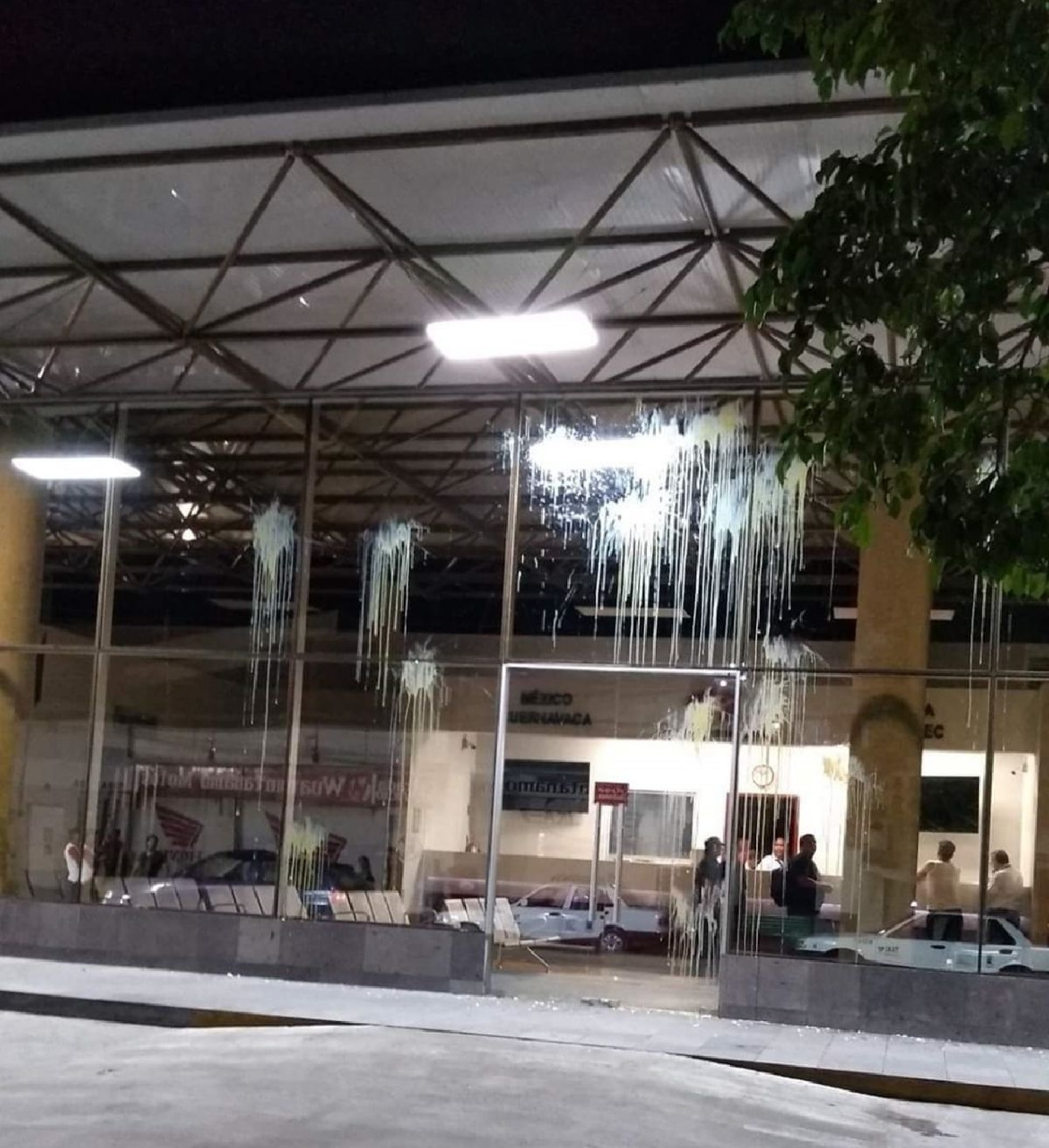 Jóvenes arrojan huevos a fachadas de negocios de Jojutla