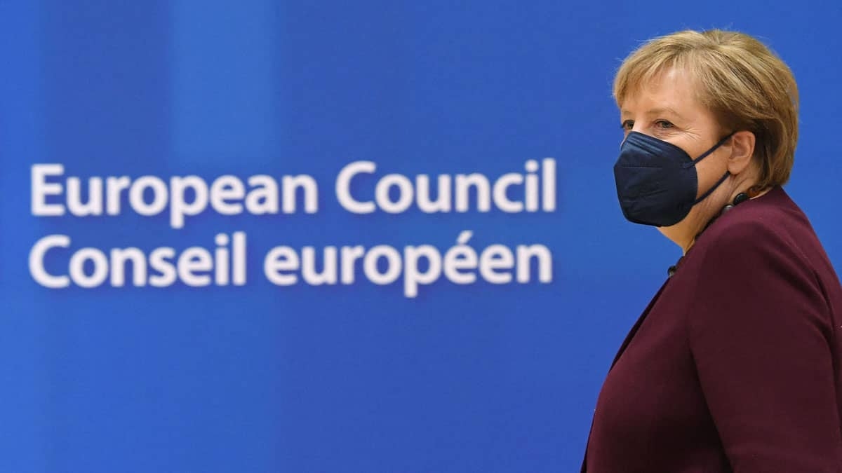 Angela Merkel ovacionada por líderes europeos en última cumbre