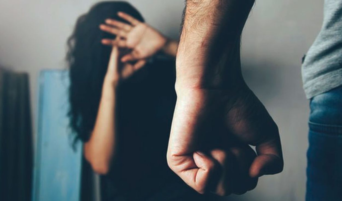Investigan a padre e hijo por golpear a una joven