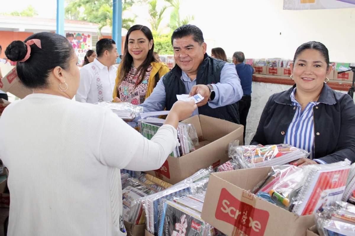 Inicia entrega de útiles escolares gratuitos a estudiantes de Yecapixtla