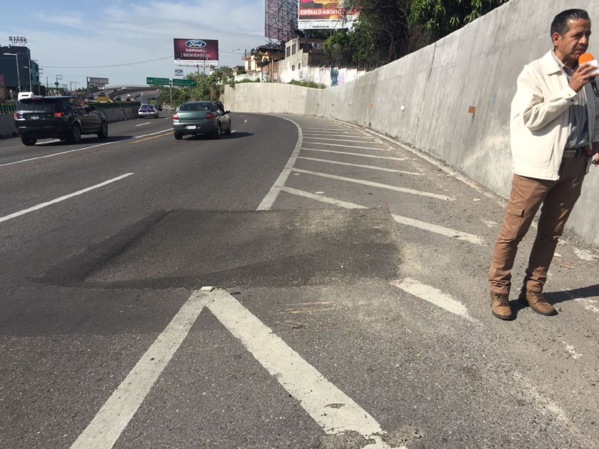 El “bache” reparado con chapopote en el Paso exprés volvió a hundirse