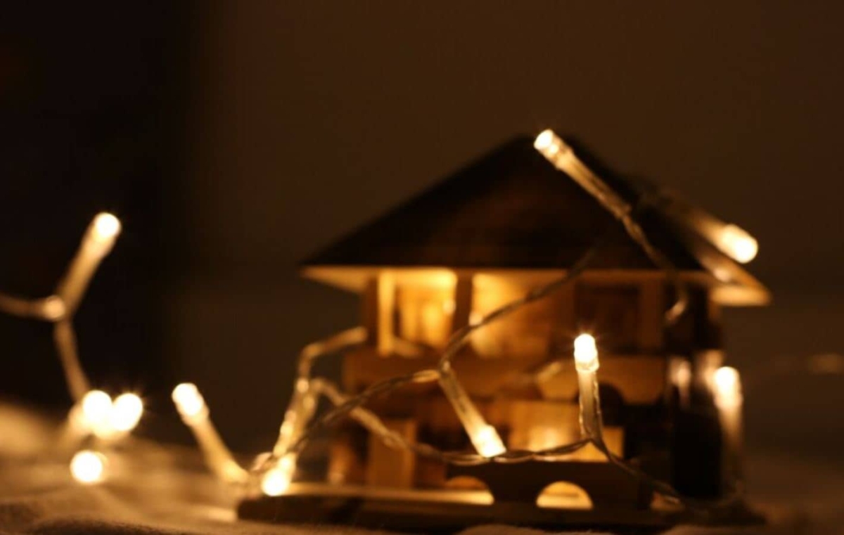 Multan a familia por poner luces navideñas muy pronto