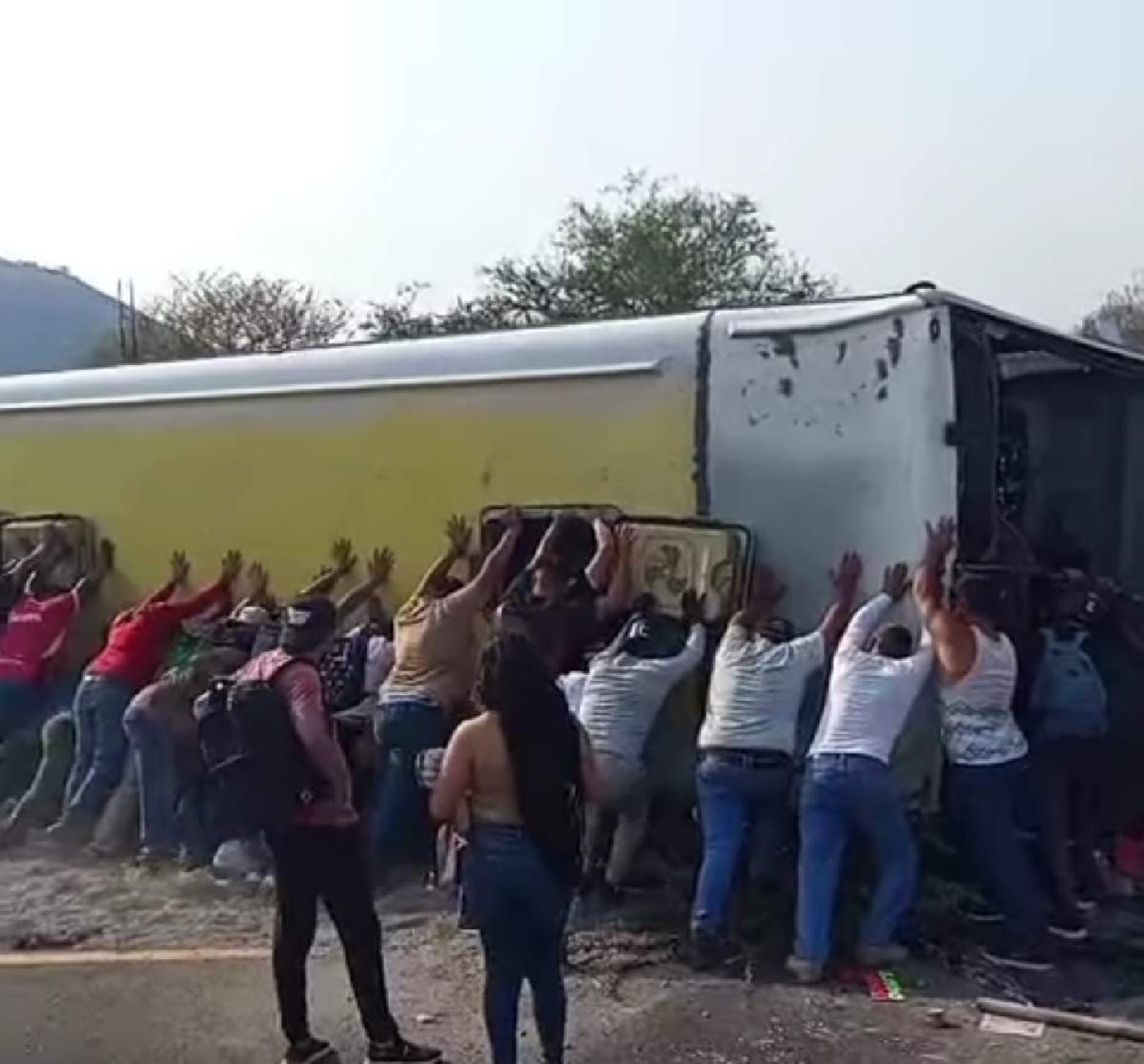 Volcadura de 'ruta' en Yautepec deja varios heridos