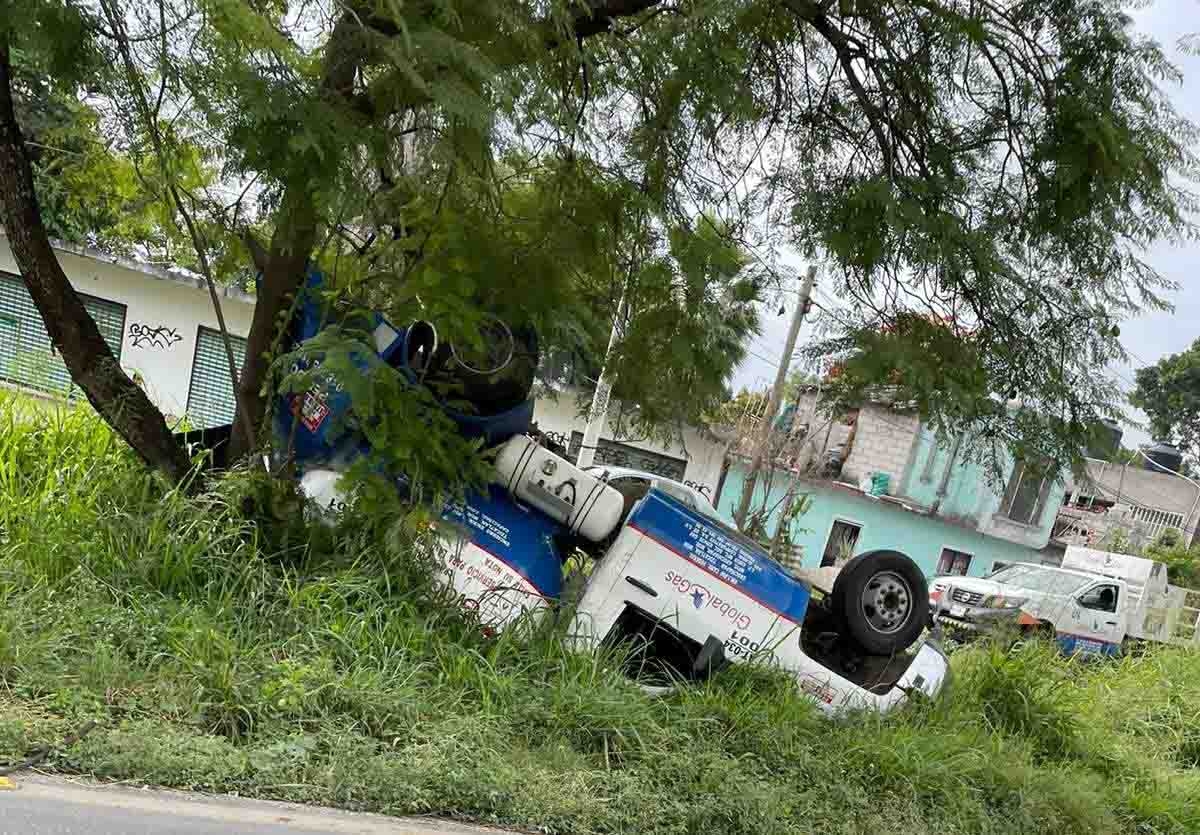 Vuelca una pipa de gas en la carretera Cuautla-Cuernavaca