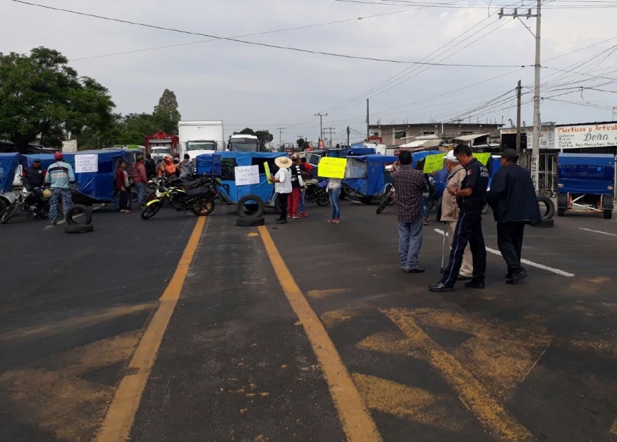 Mototaxistas bloquean la carretera federal México-Cuautla