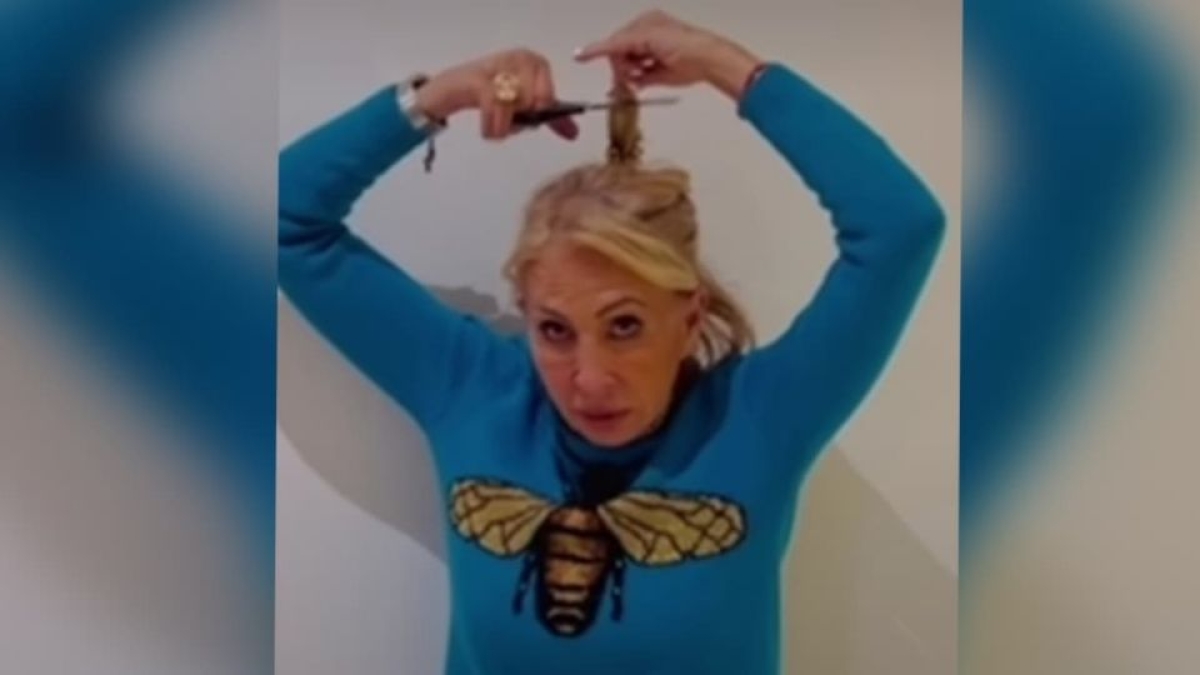 Laura Bozzo se corta el cabello en solidaridad con las mujeres en Irán