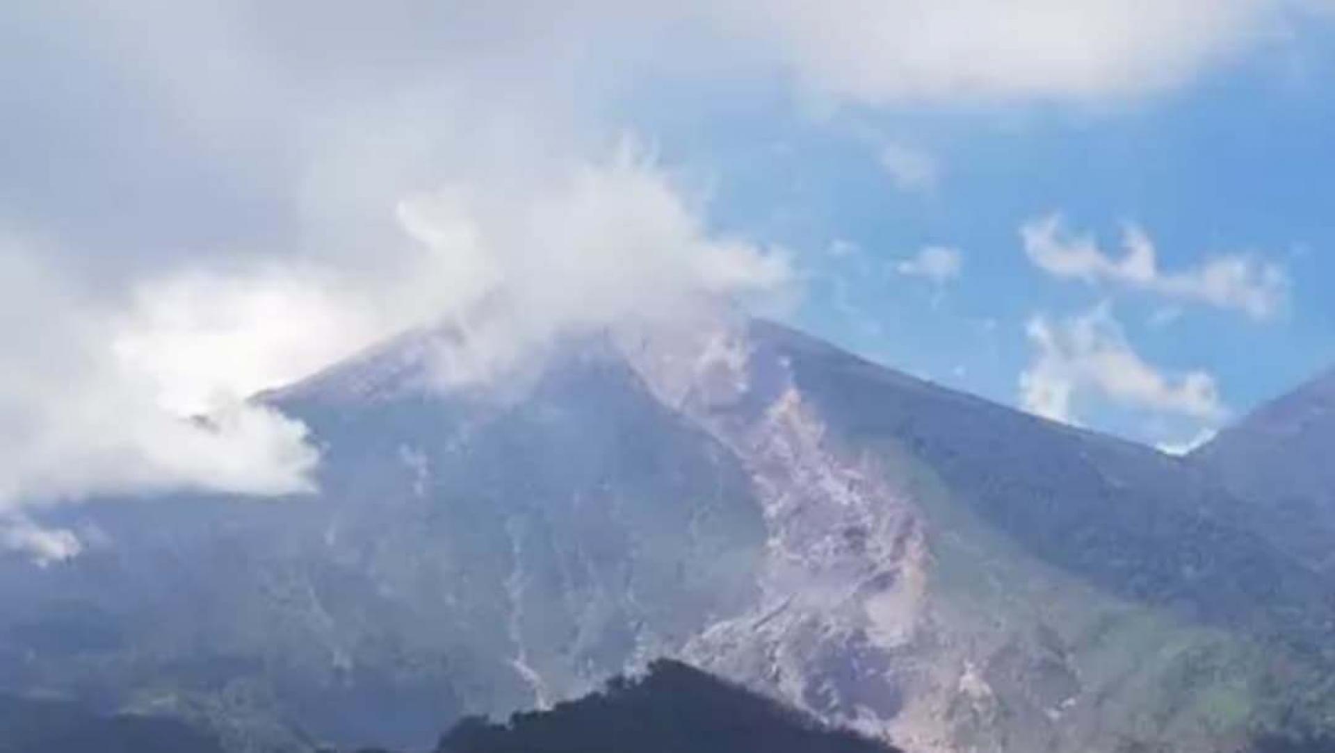 Crece actividad de dos volcanes en Guatemala