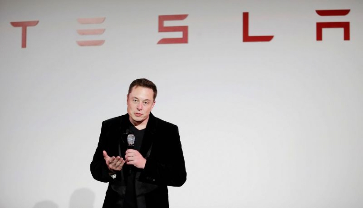 Elon Musk dice que los tejados solares de Tesla serán más baratos que los convencionales
