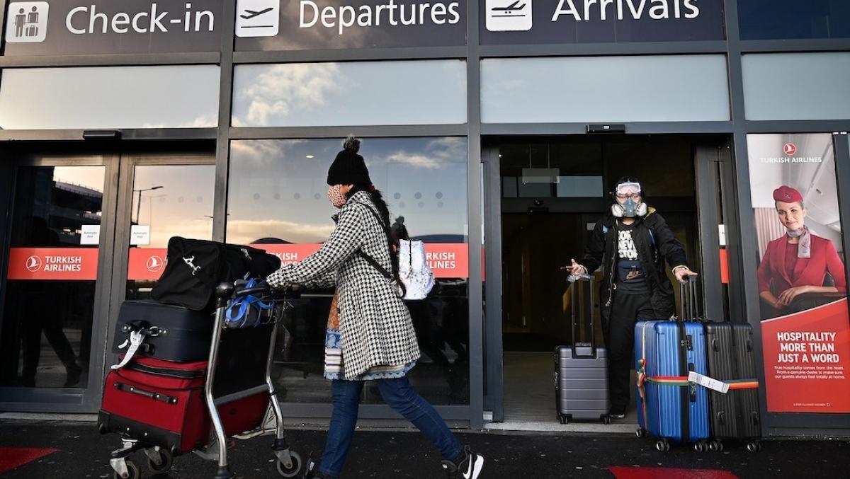 Reino Unido multará con casi 6 mil euros a quien salga de vacaciones