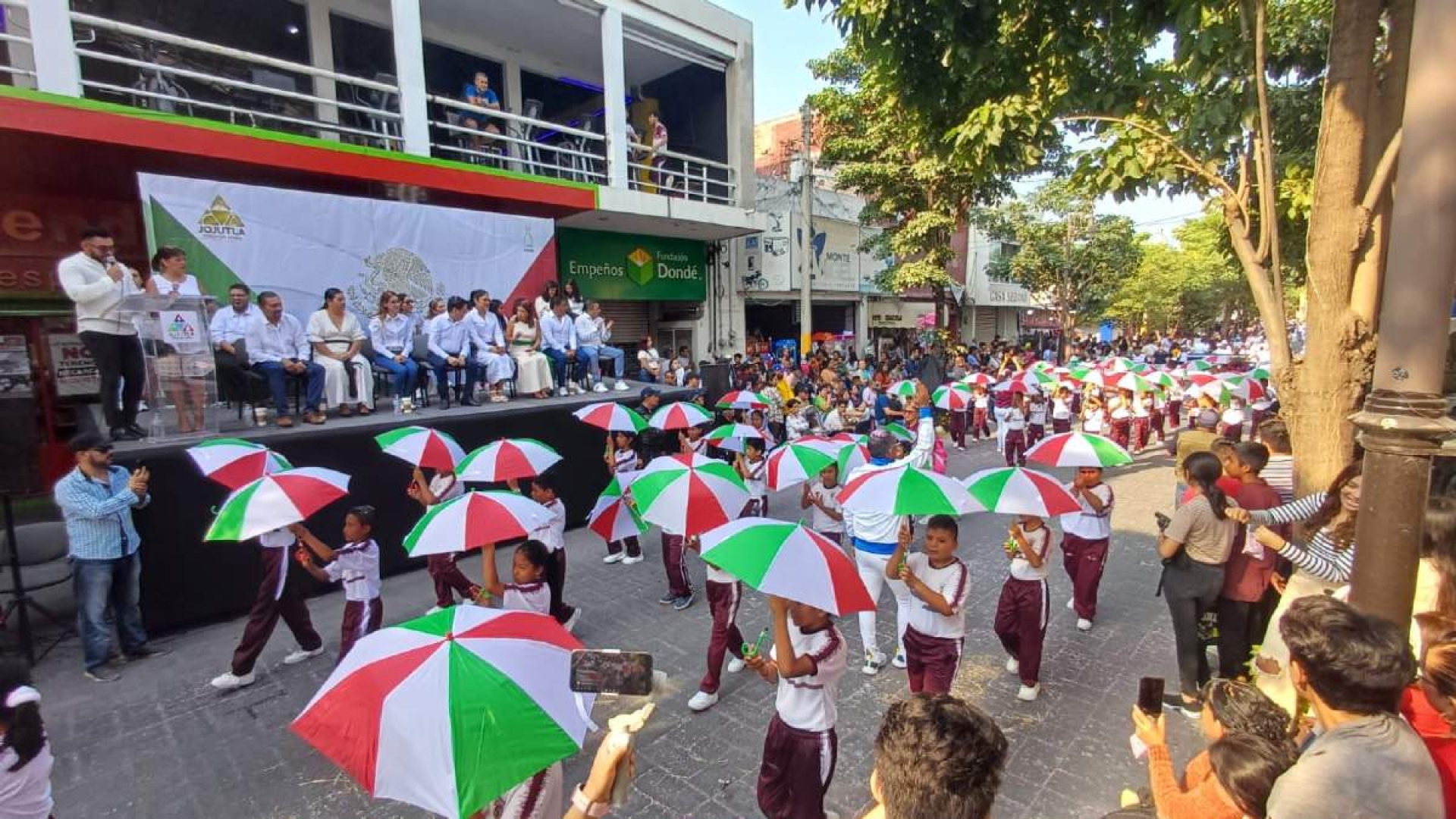 Vistosos, los desfiles del 20 de noviembre en la zona sur