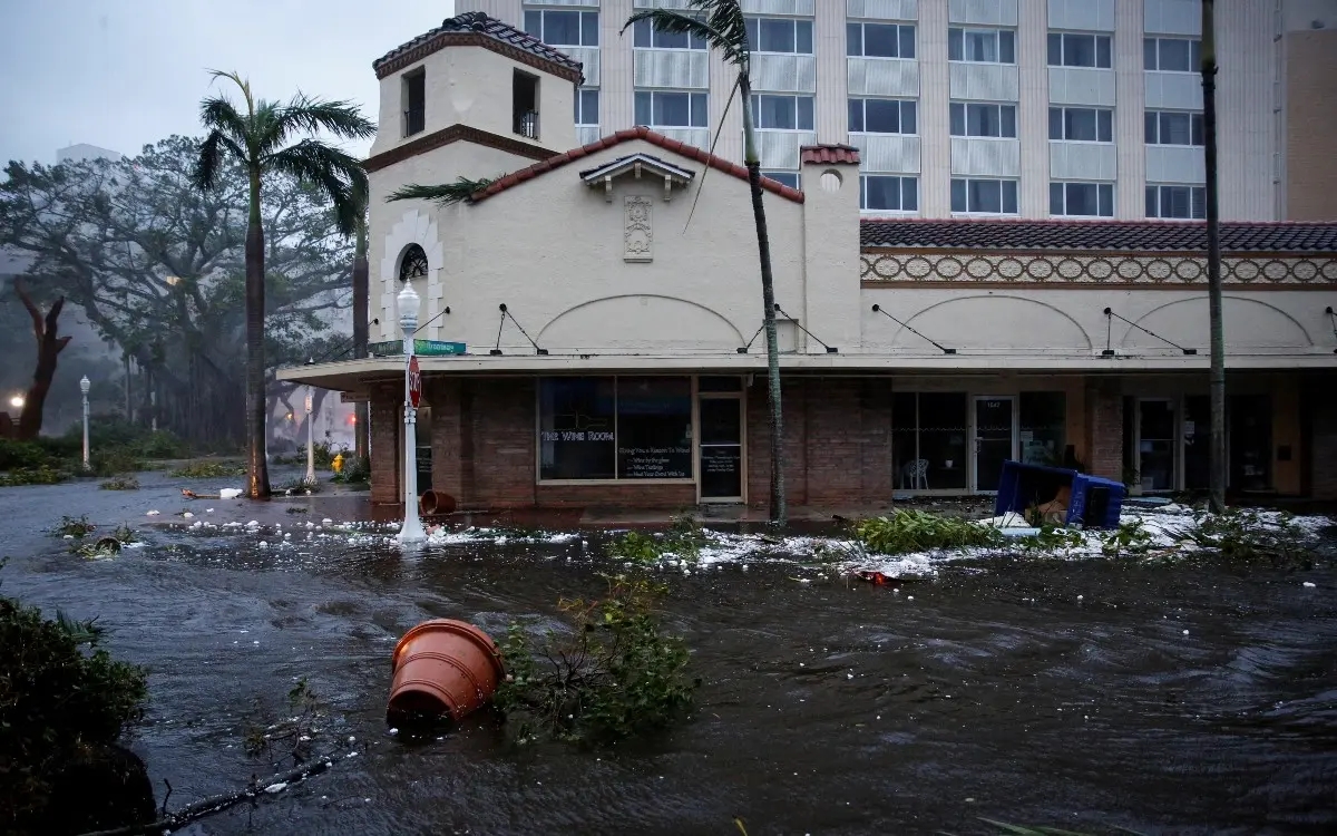 Biden libera fondos para atender el devastador paso de 'Ian' por Florida