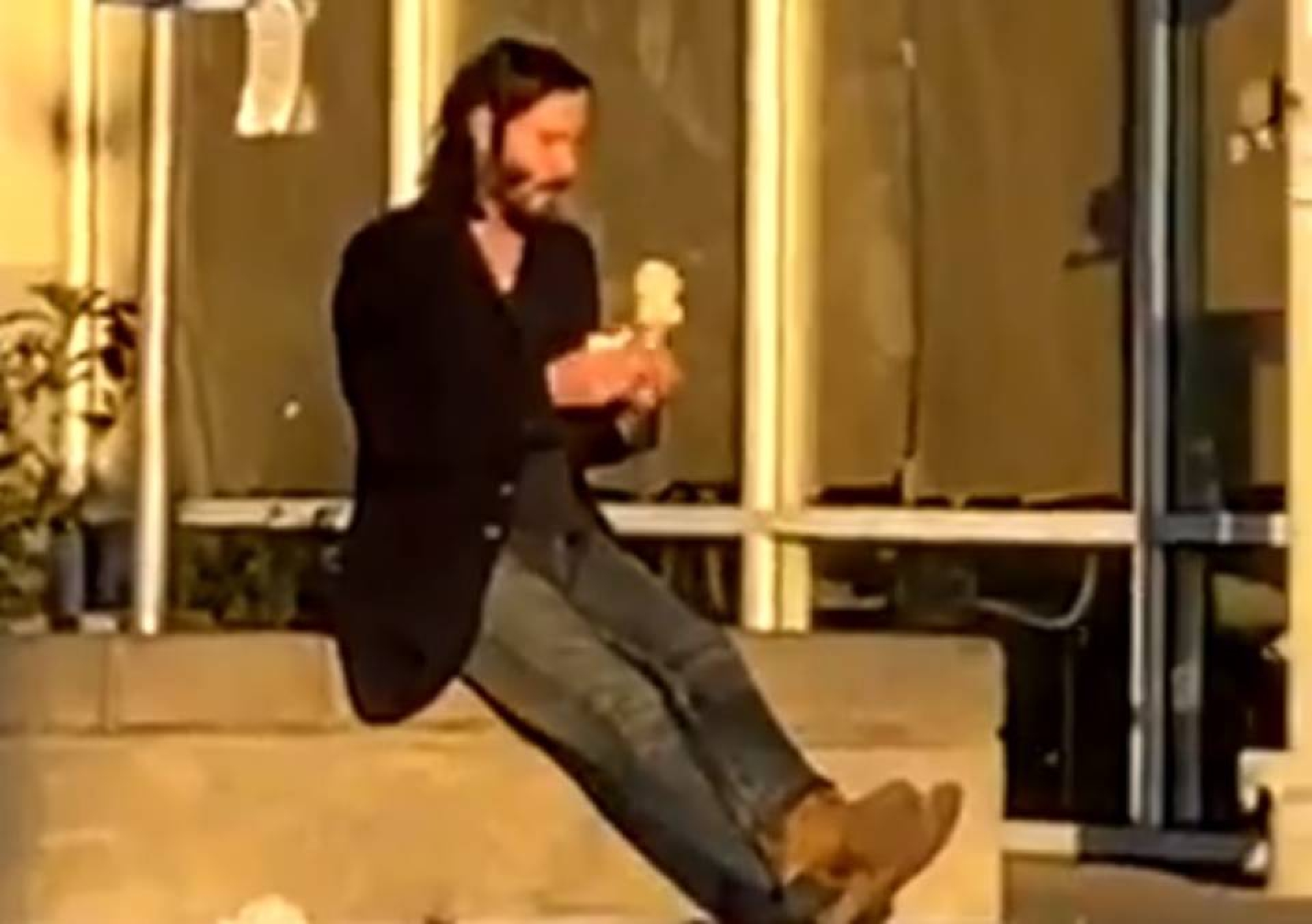VIDEO: Captan a Keanu Reeves comiendo un helado y se vuelve viral