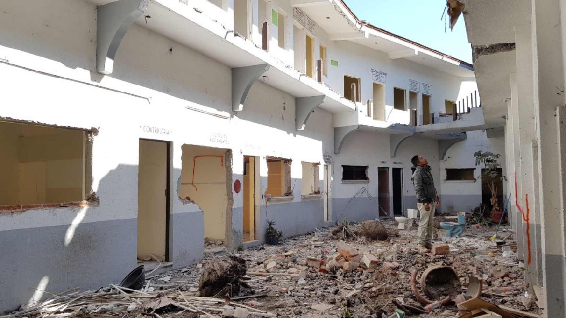 Comienza la demolición del palacio municipal de Ayala