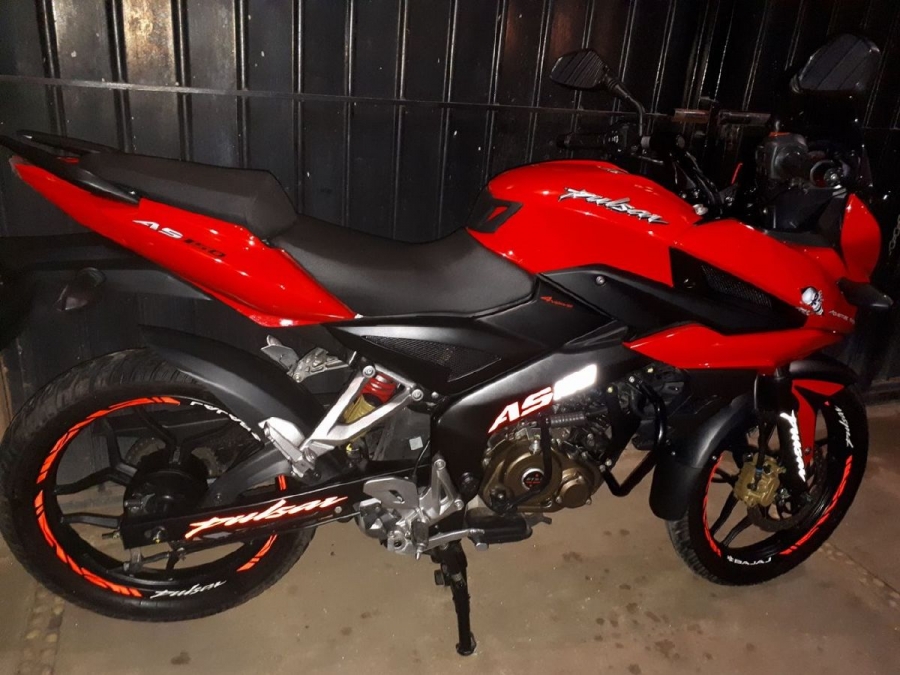 Le robaron su motocicleta mientras trabajaba