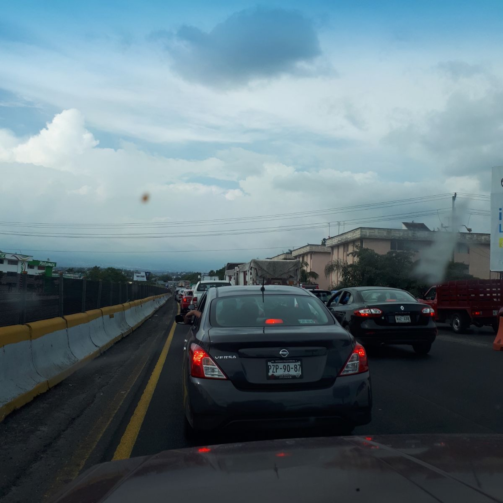 Un banderero sin capacitación agudiza los embotellamientos en la autopista
