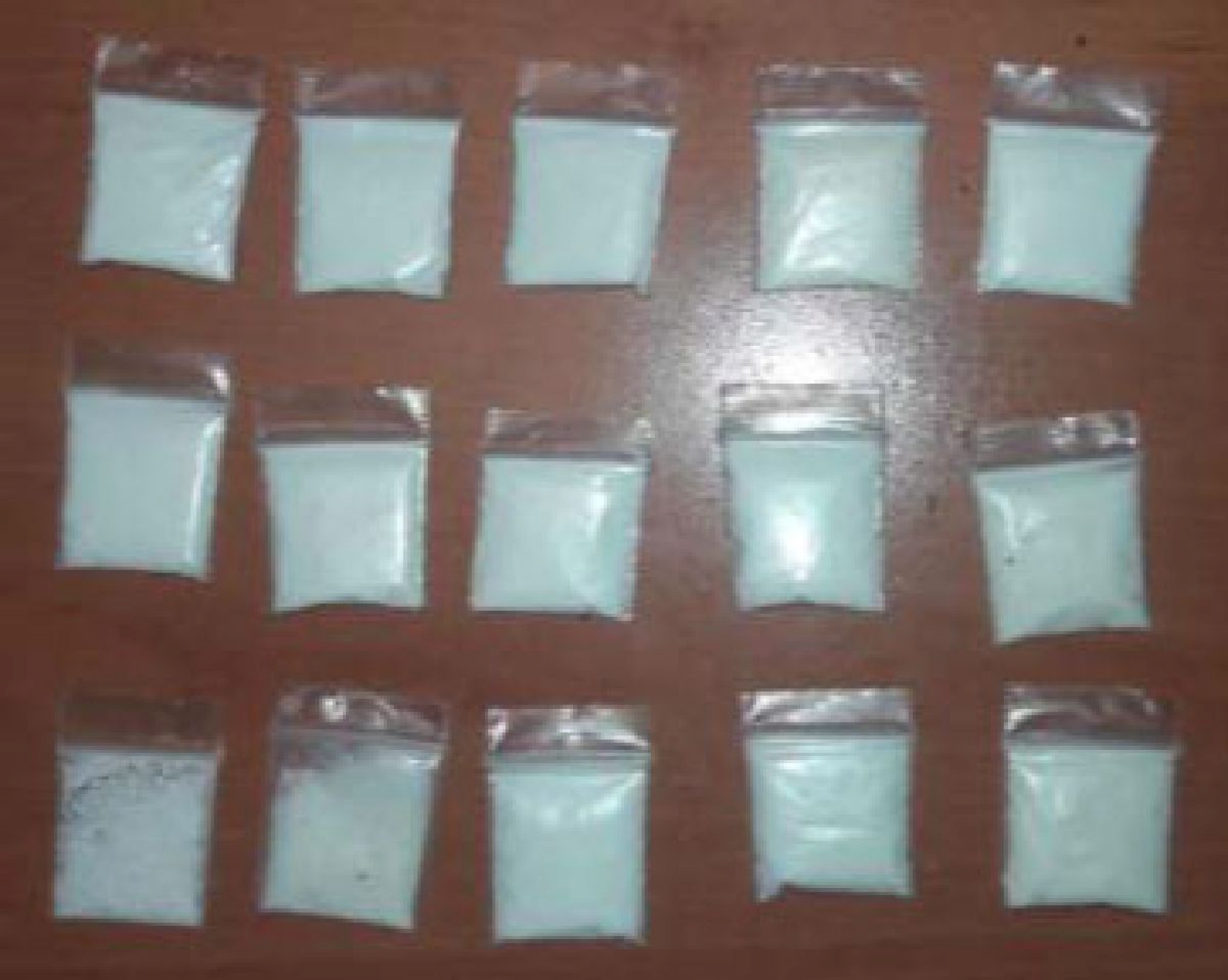 Transportaban droga y una pistola en un auto