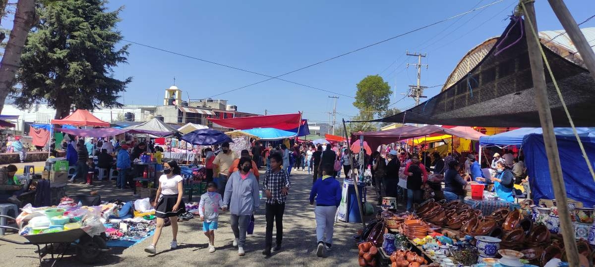 Opera tianguis de Tres Marías con 50% de vendedores