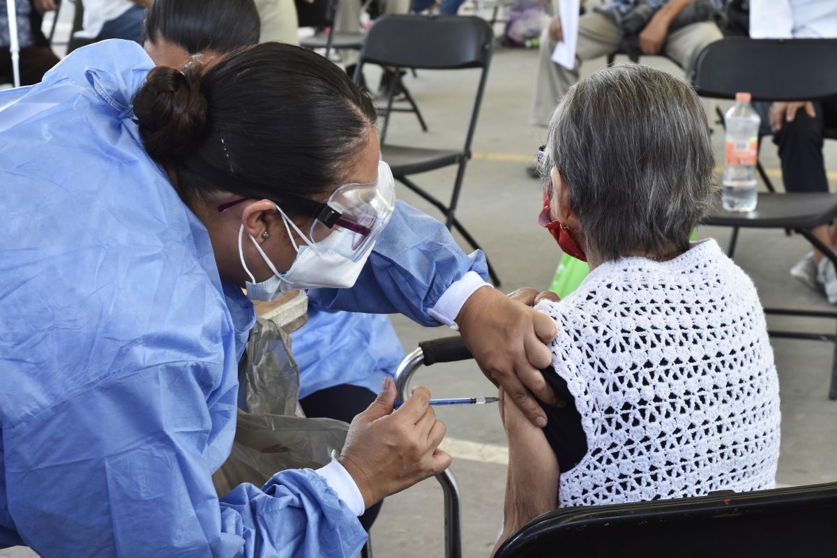 Aplican vacuna contra covid-19 en la colonia Huizachera