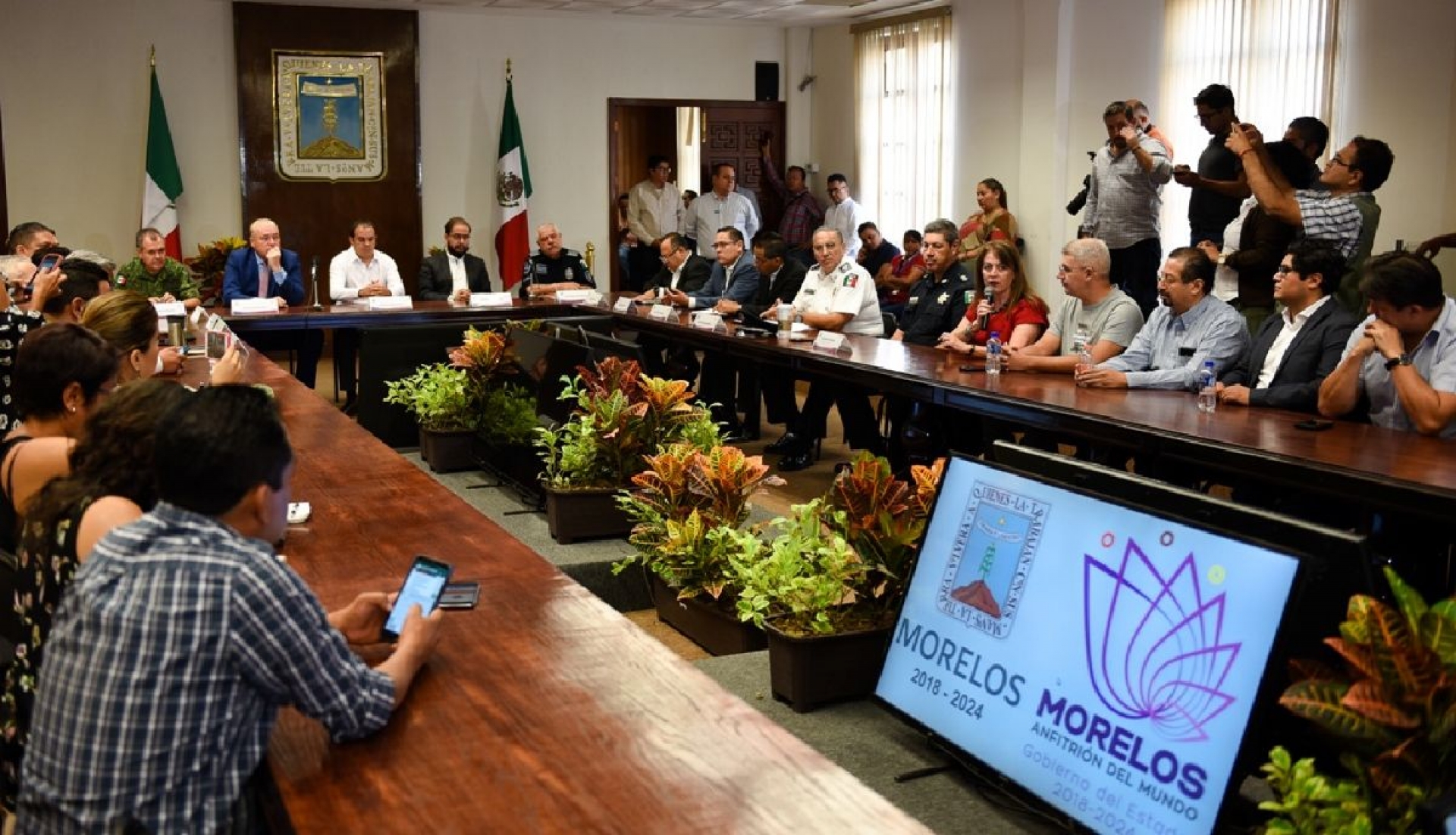 Emiten órdenes de aprehensión contra dos presuntos implicados en balacera en restaurante