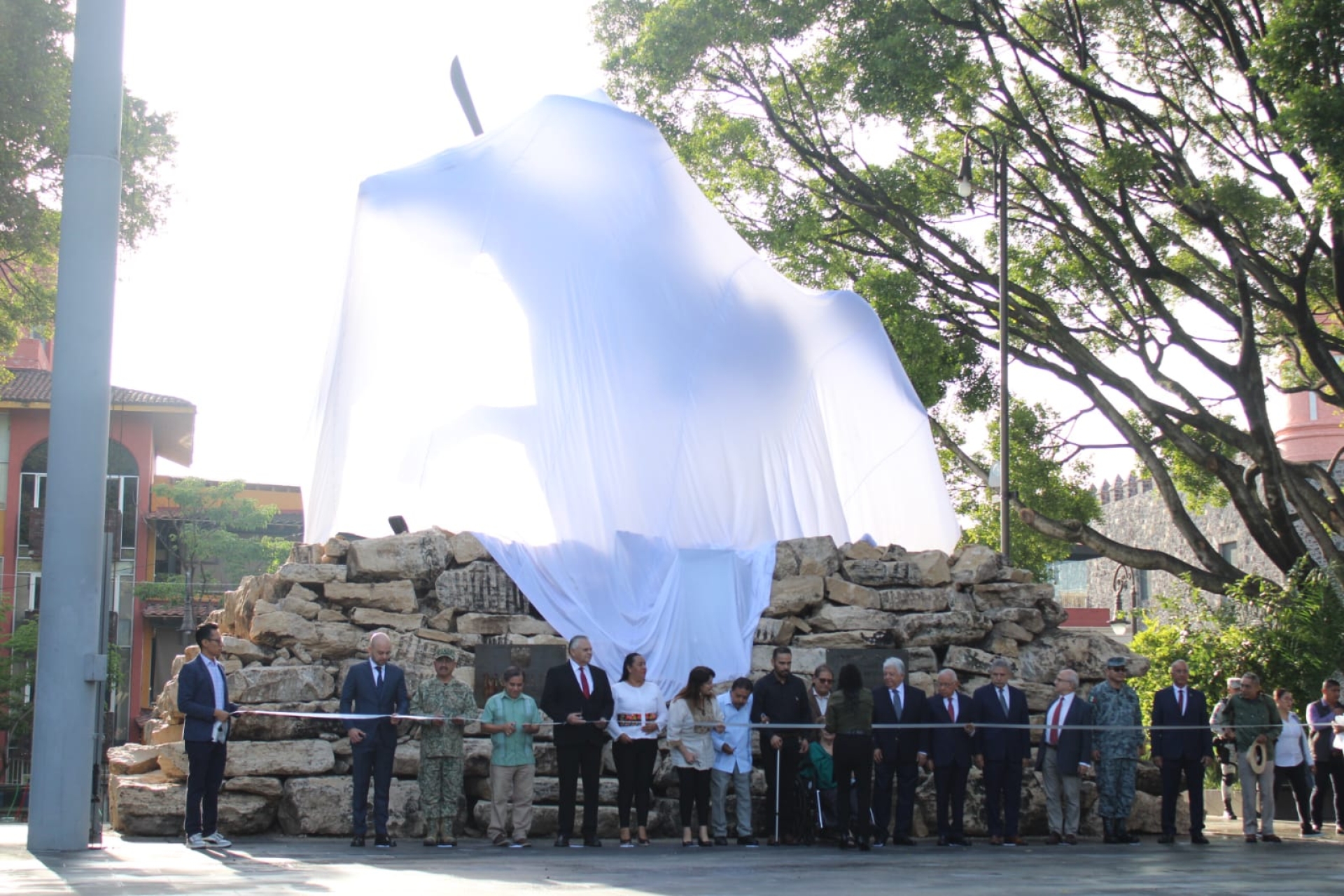 Encabeza gobernadora Margarita González Saravia develación del monumento 'Zapata Ecuestre' en plaza de armas capitalina