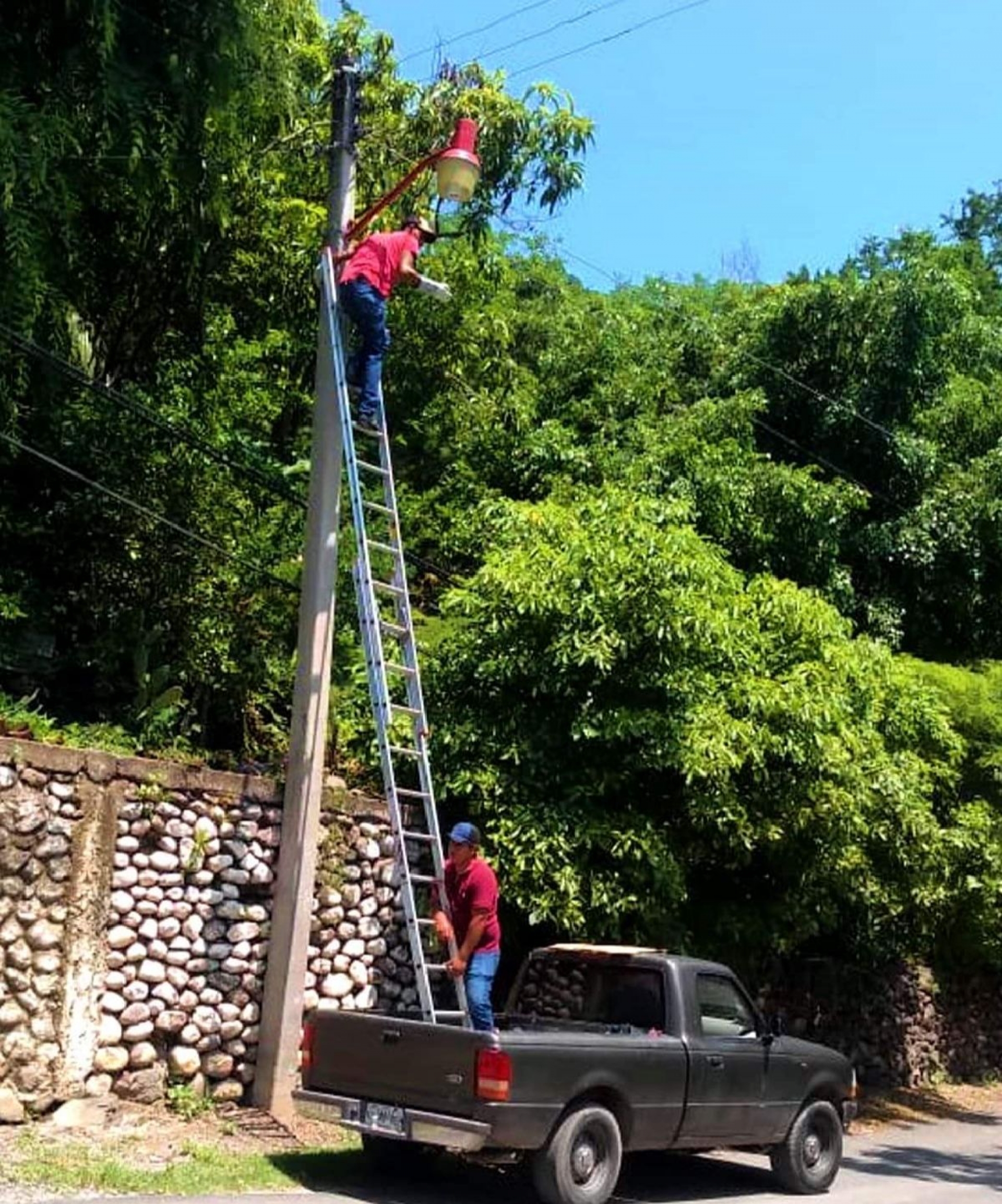 Vecinos de Amacuzac se quejan por la fallas del alumbrado público
