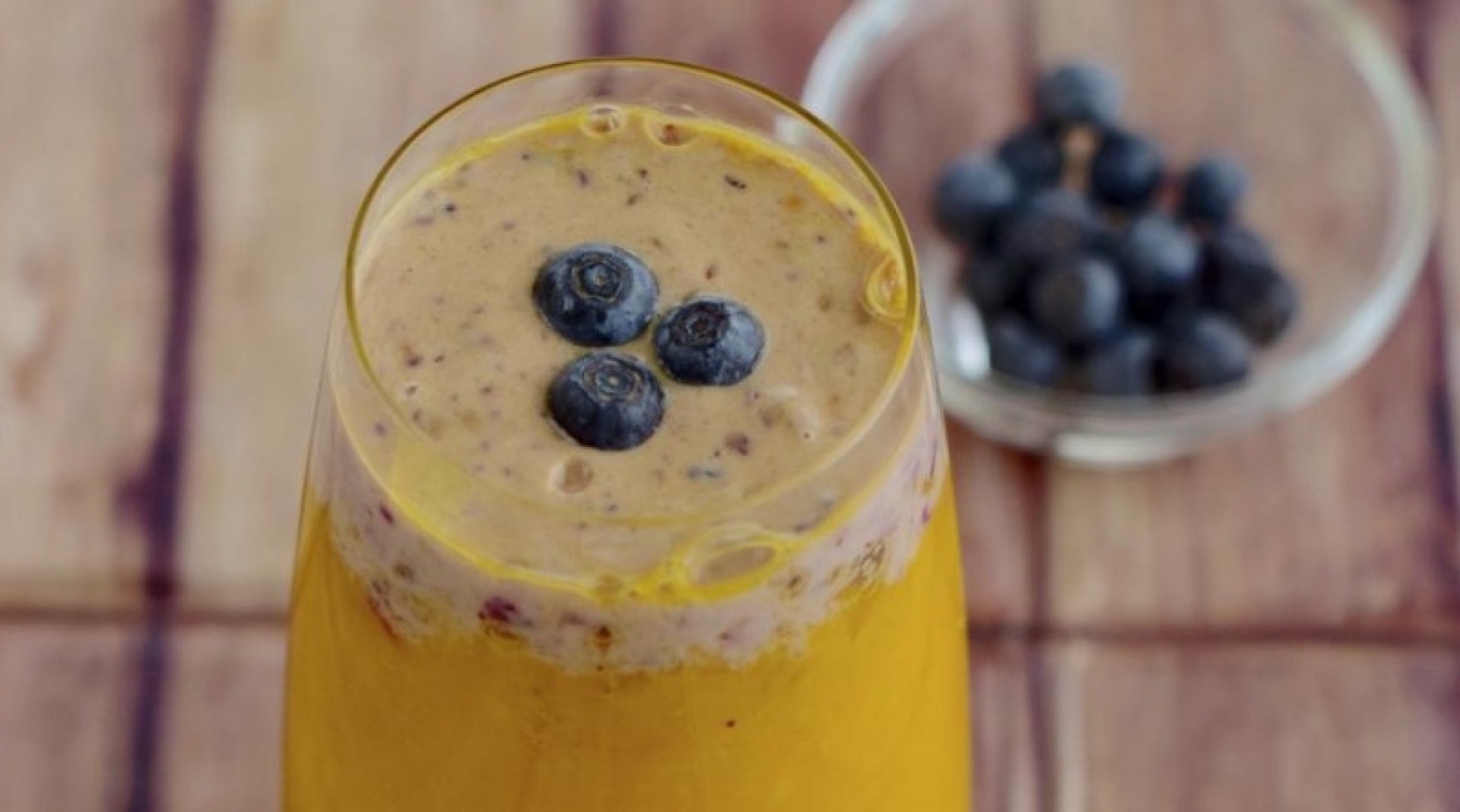 ¡Refresca tu día! Licuado de mango con arándanos azules