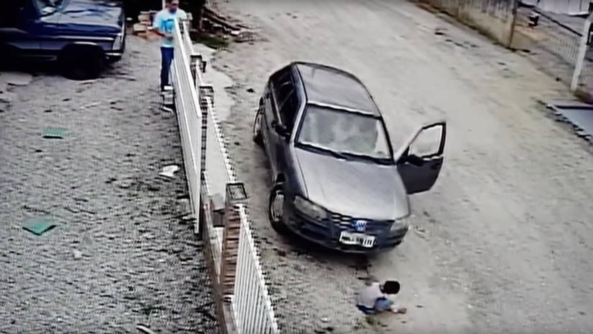VIDEO: Atropella por accidente a su sobrino y sucede esto