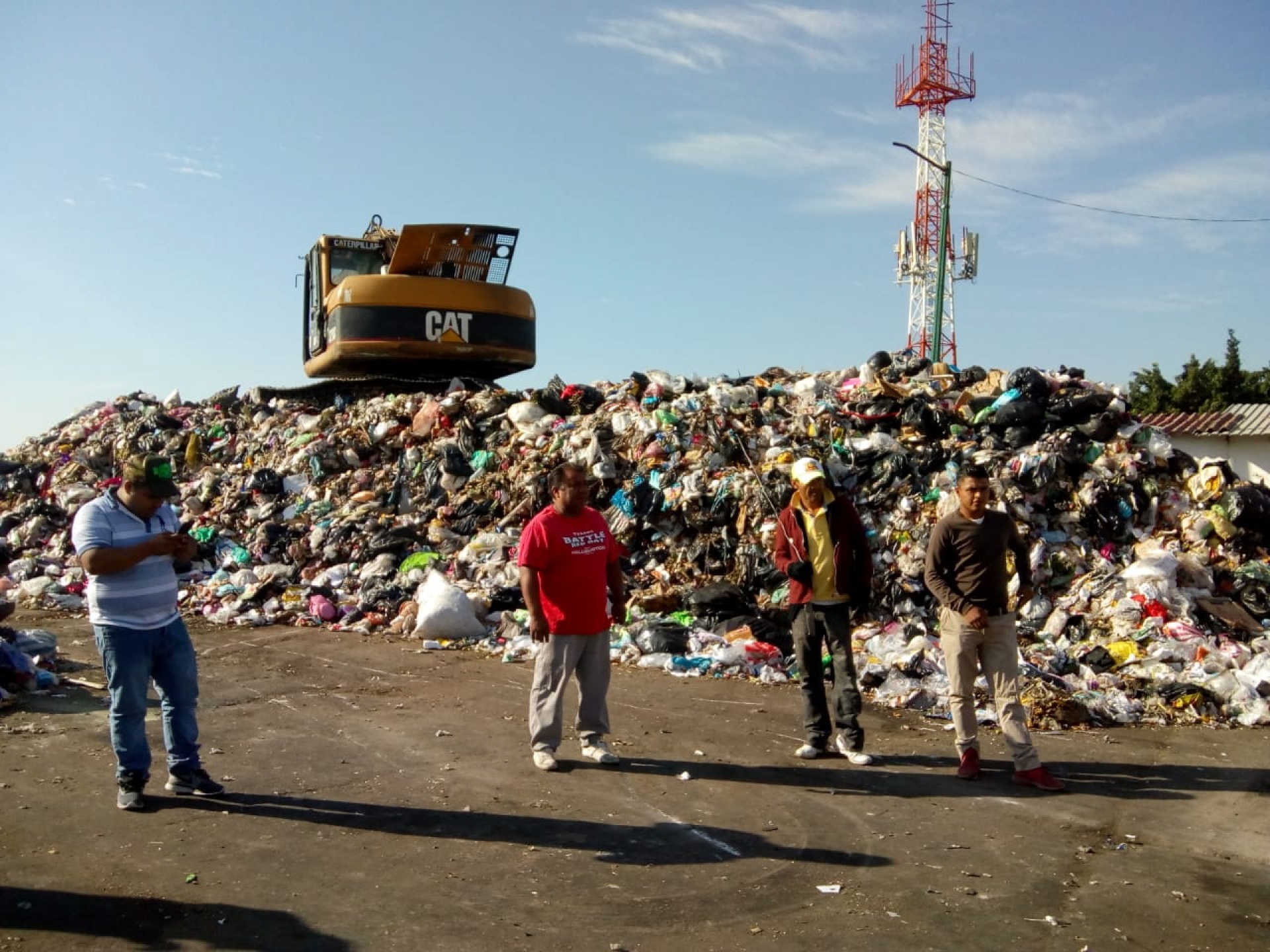 Se manifiestan trabajadores de limpia en el centro de transferencia