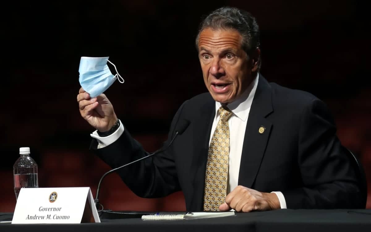 Nueva York levanta restricción del uso de cubrebocas, pero solo personas vacunadas