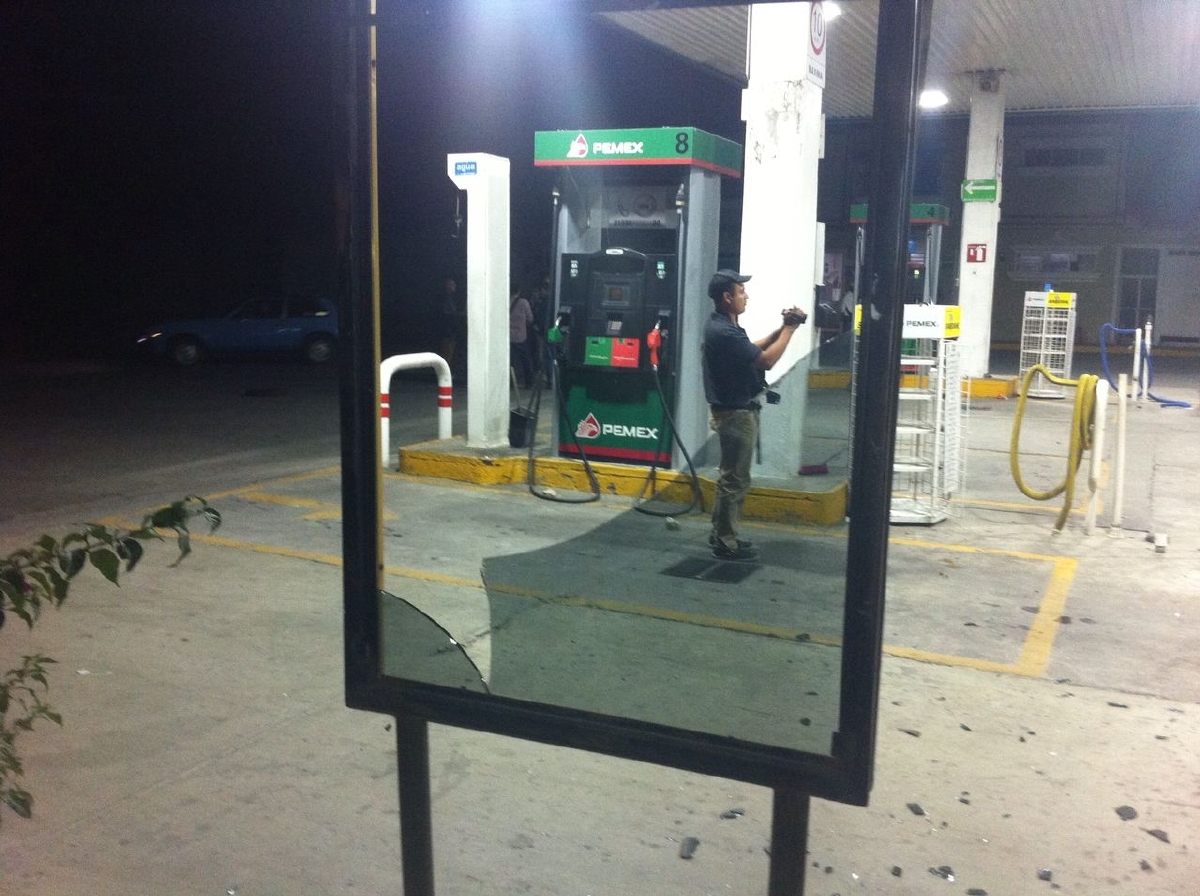 Mototaxistas vandalizan gasolinera de Xoxocotla