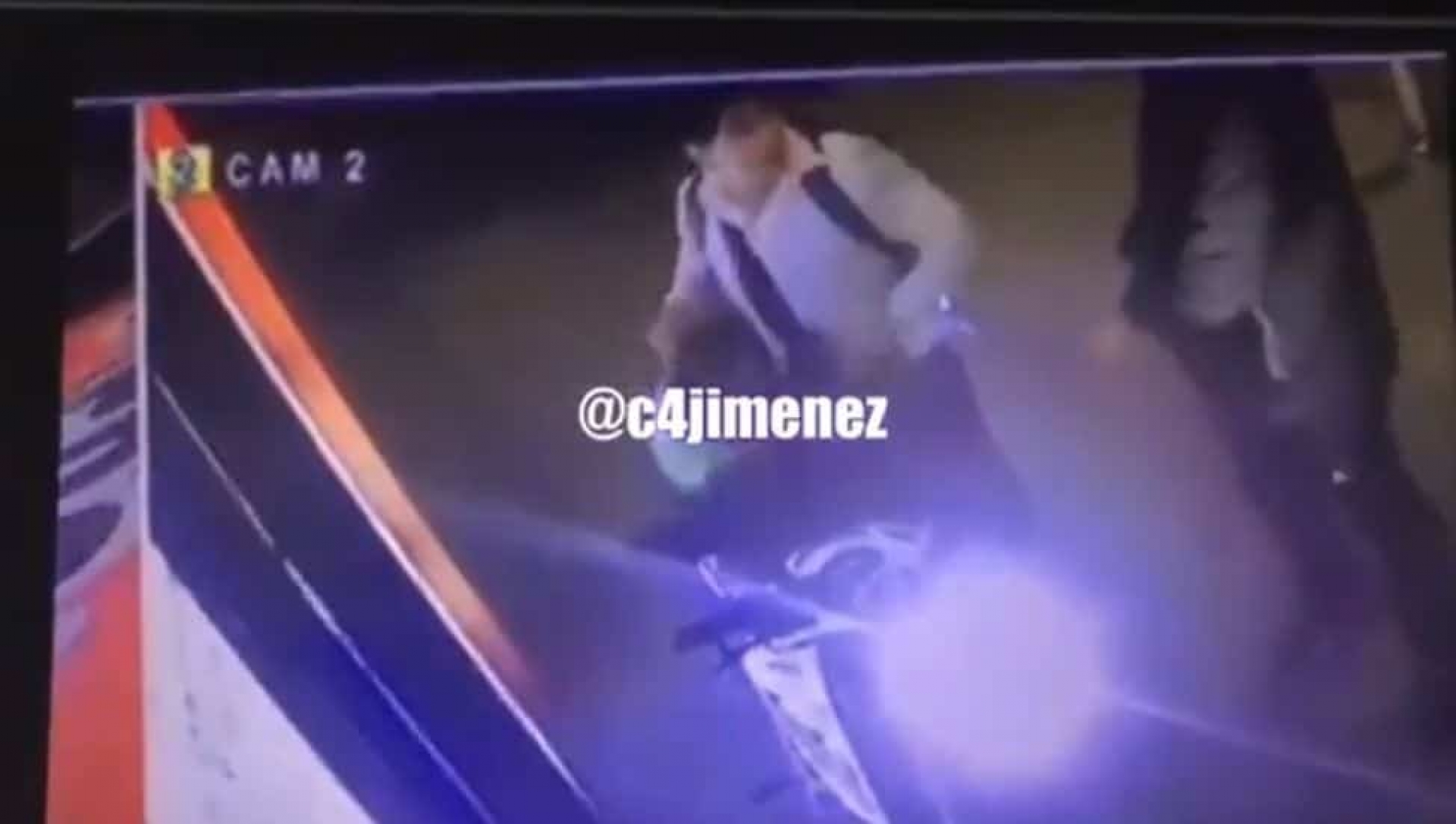[VIDEO] Así baleó policía a ladrón que intentó robarle su moto