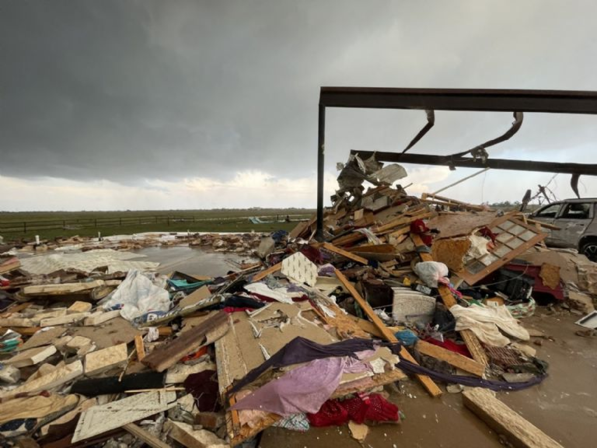 Cazador de tormentas rescata a familia en medio de poderoso tornado