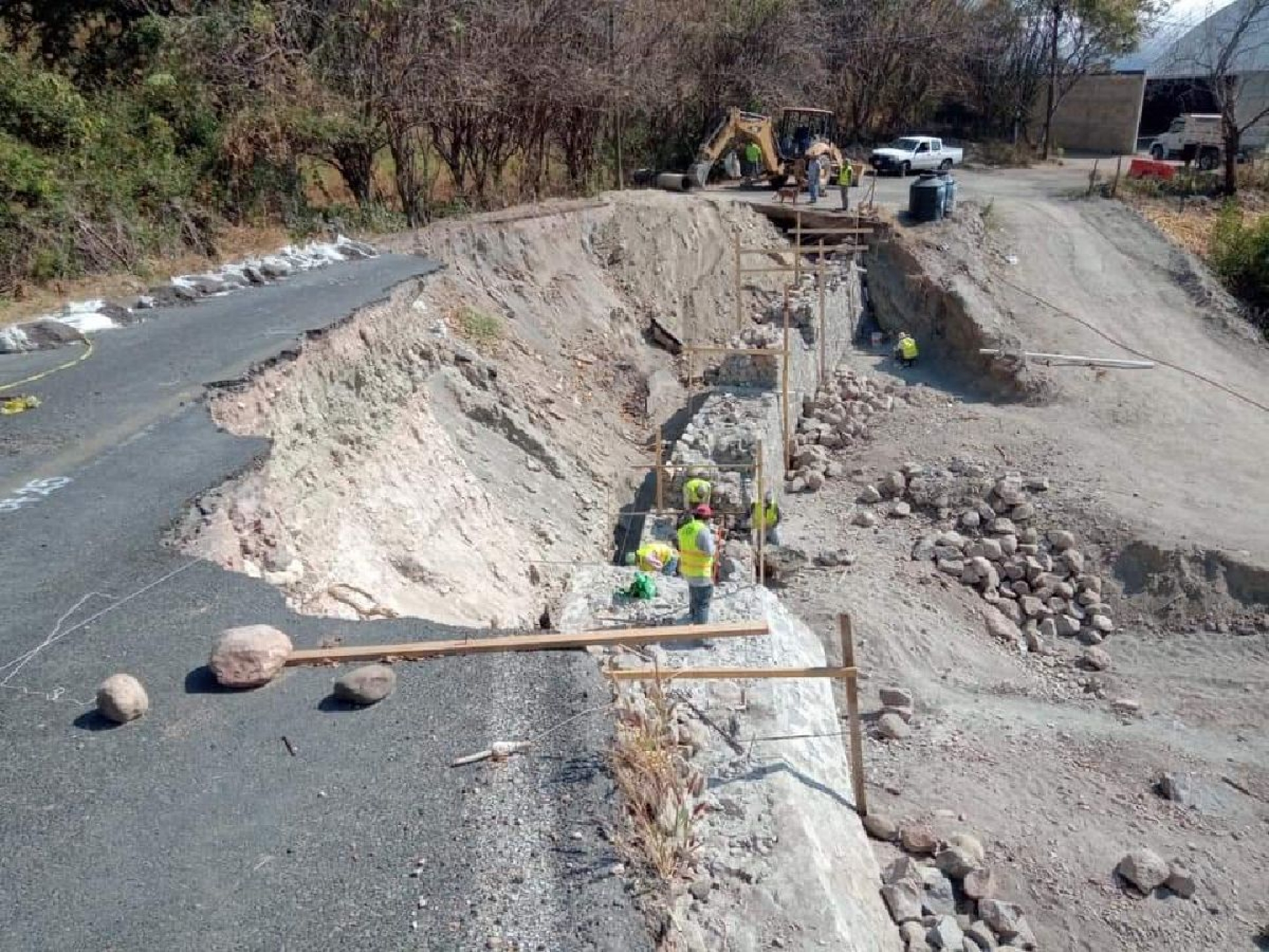 Avanza reconstrucción de tramo carretero en Coatlán del Río