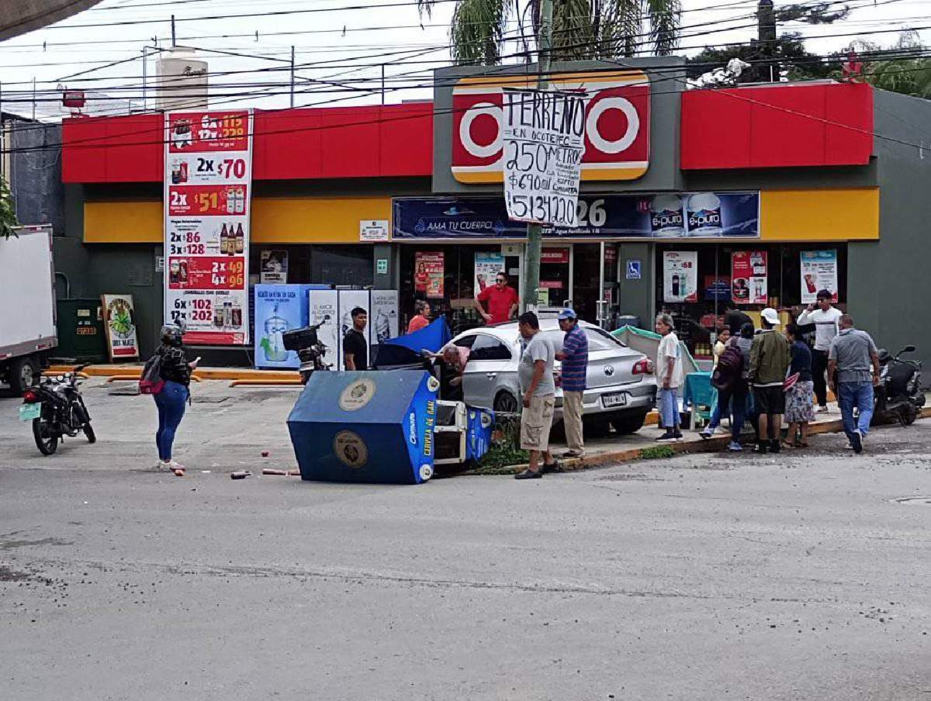 Tiró un puesto de comida con su auto