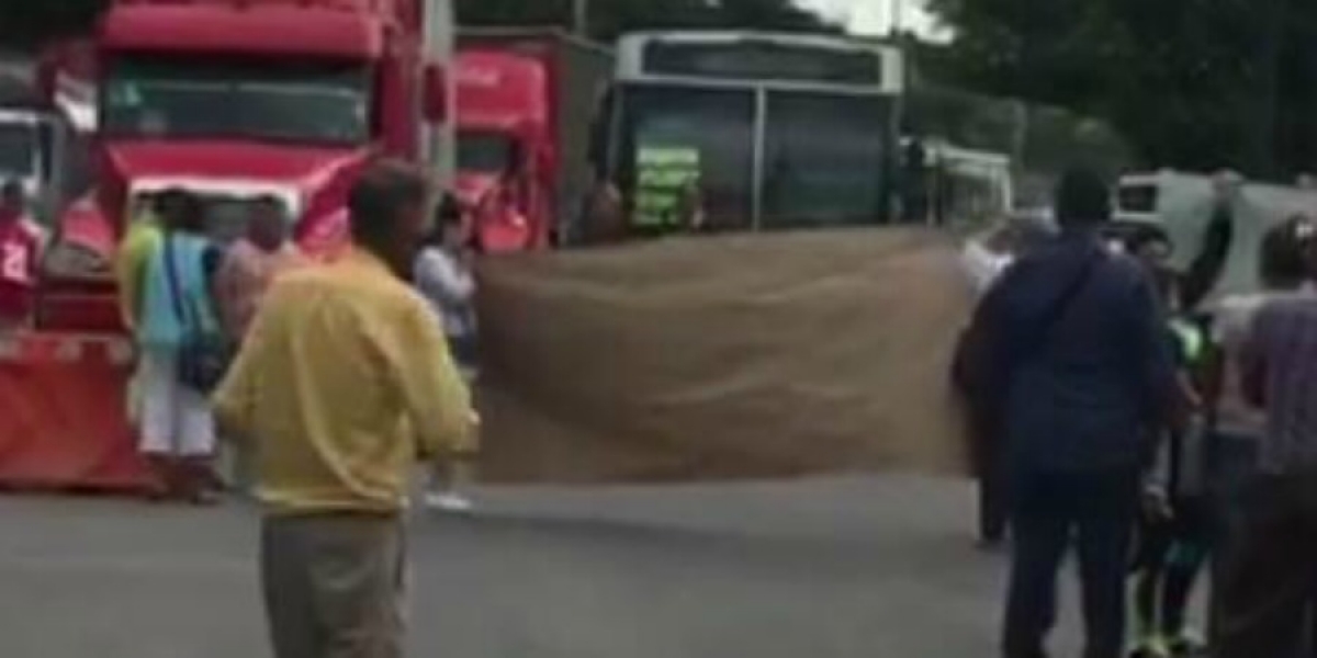 Bloquean vecinos de Flores Magón la avenida Plan de Ayala; protestan por designación de delegado