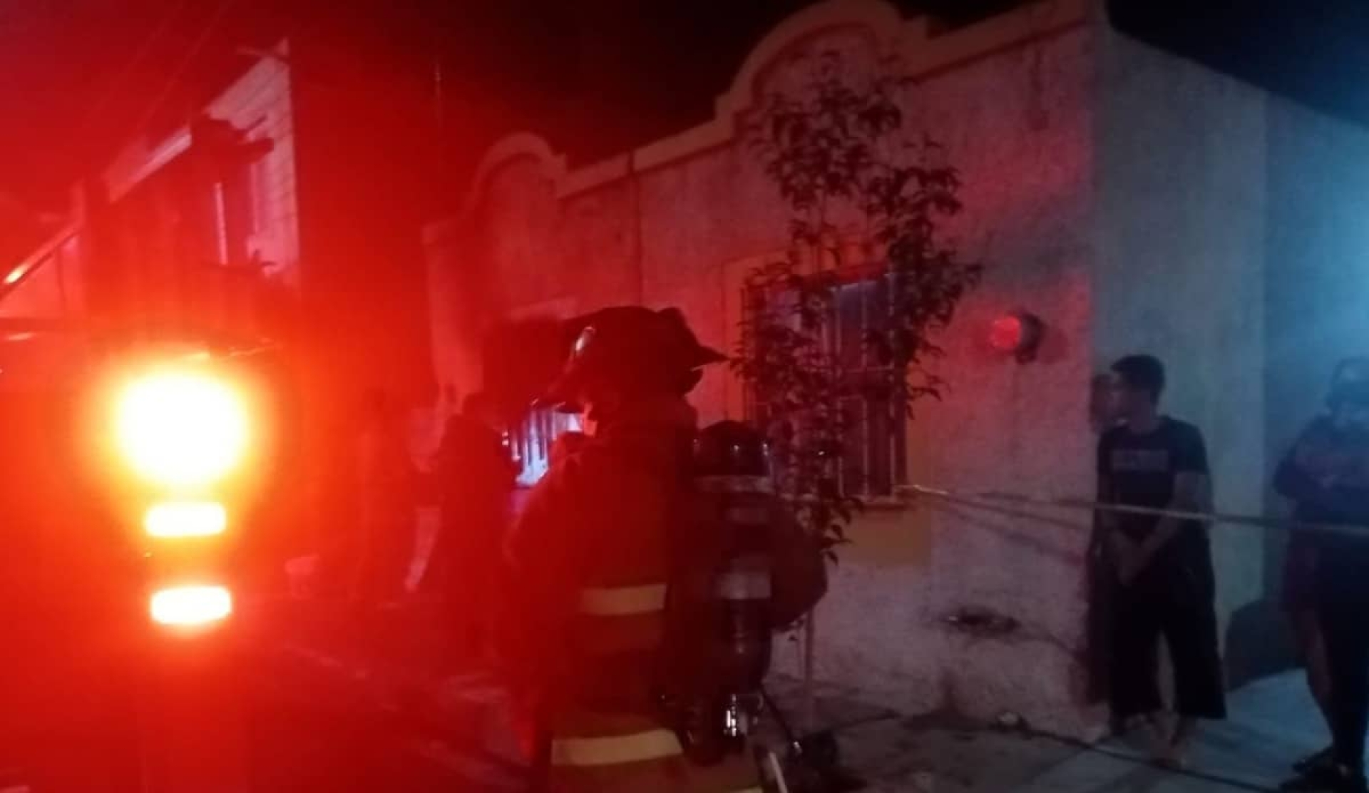 Lanzan bombas molotov contra una casa