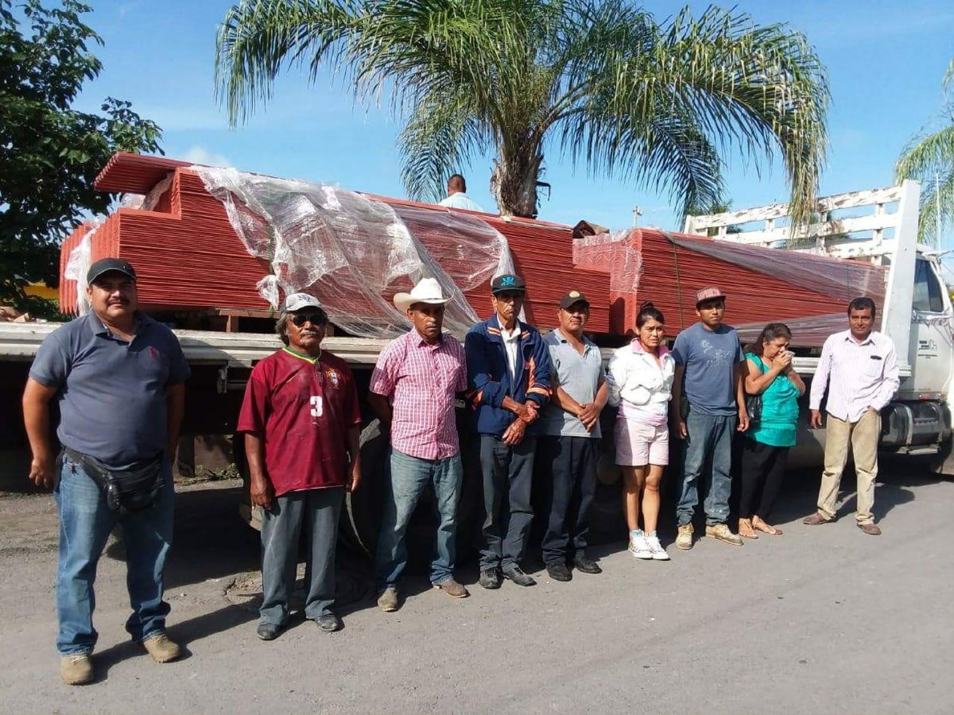 Entregan láminas de fibrocemento en Axochiapan