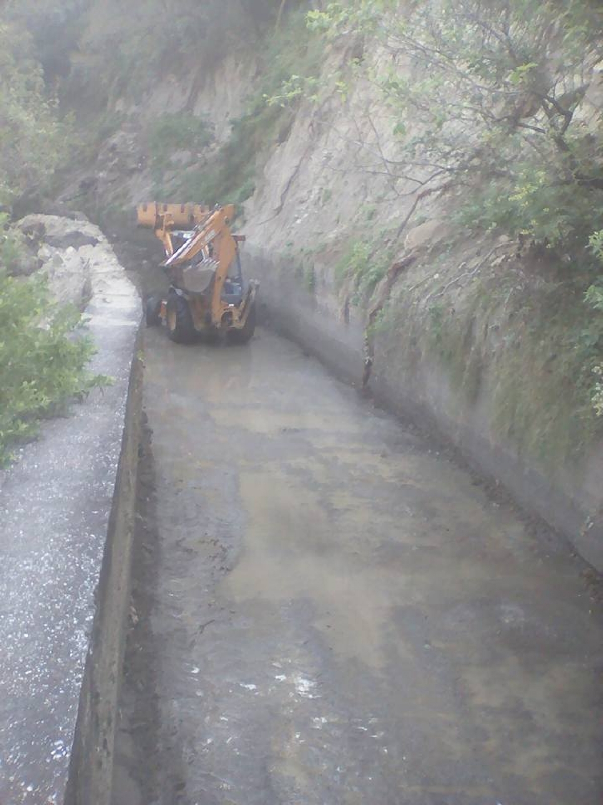 Continúa reparación del canal Perritos en Miacatlán