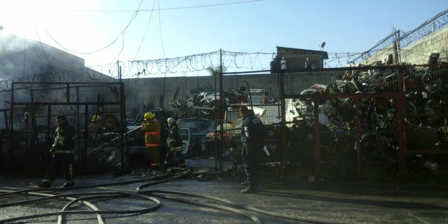 Se registra un incendio en un depósito de autopartes en Cuernavaca