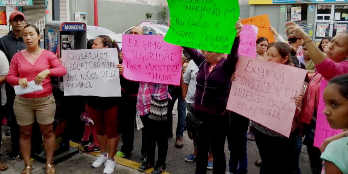 Protestan padres de familia, por edificios dañados cerca de escuelas