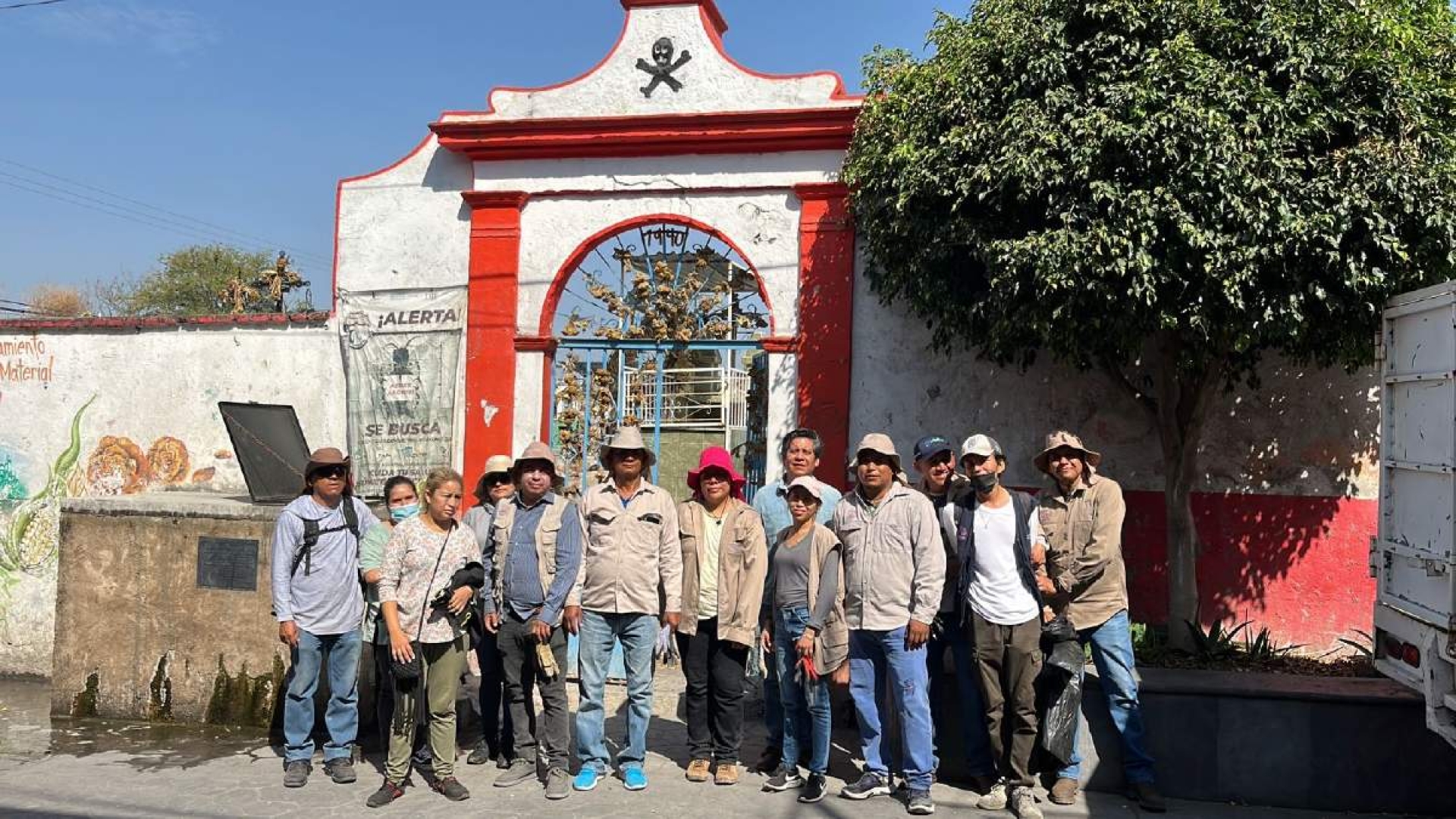 Limpian panteones en Cuautla, previo al Día de las Madres