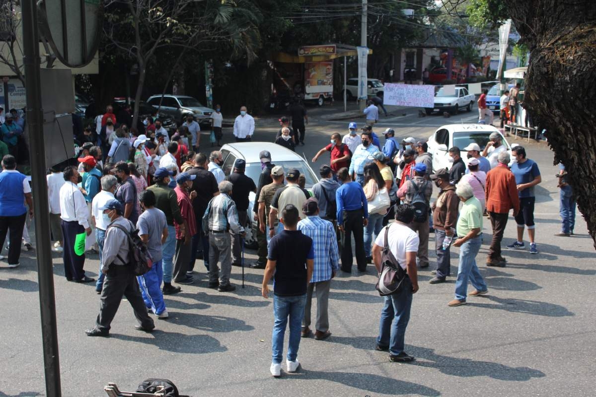 Trabajadores municipales amenazan con mantener hoy sus protestas