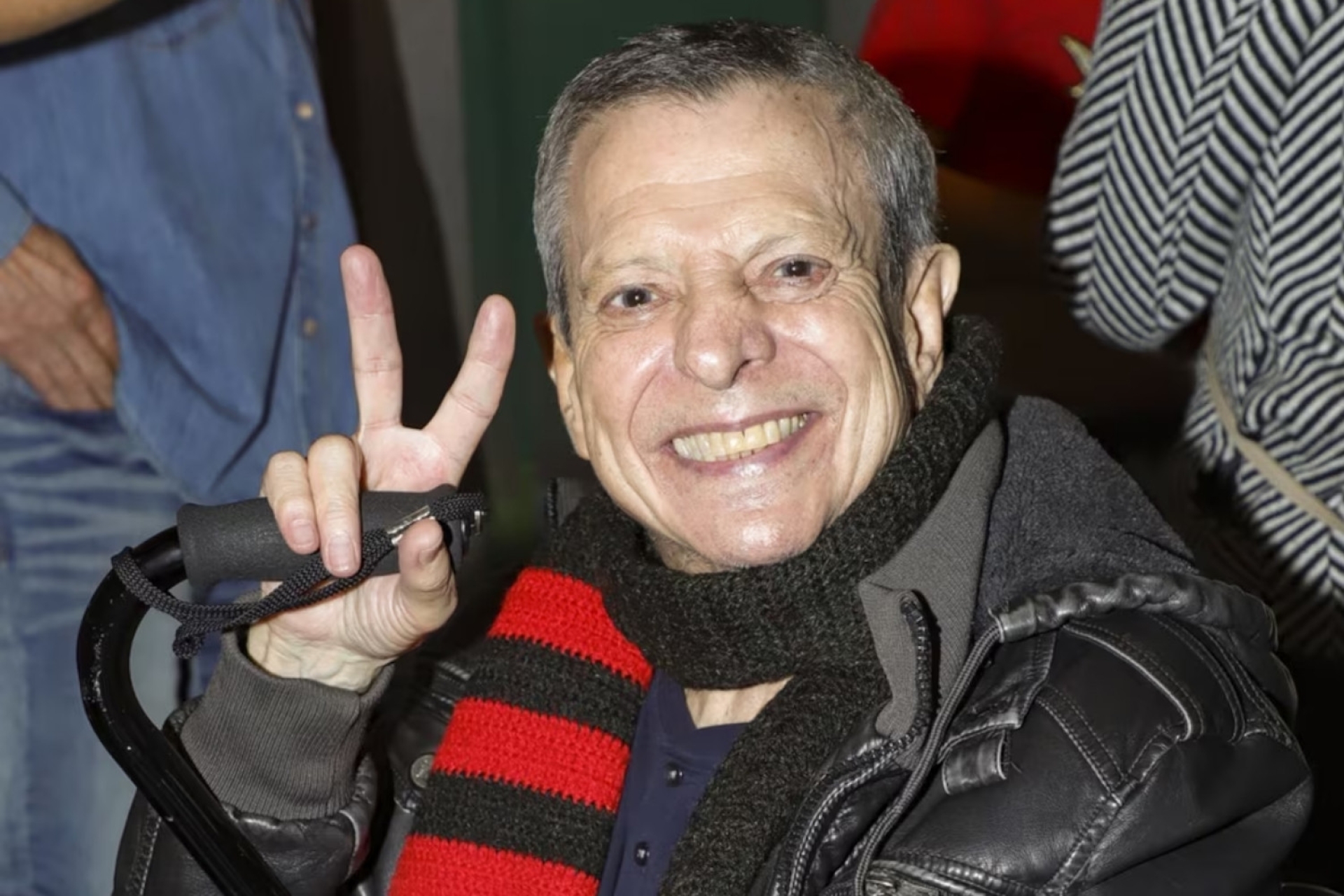 César Bono reaparece con dos costillas rotas tras caída en su casa y continúa trabajando en teatro