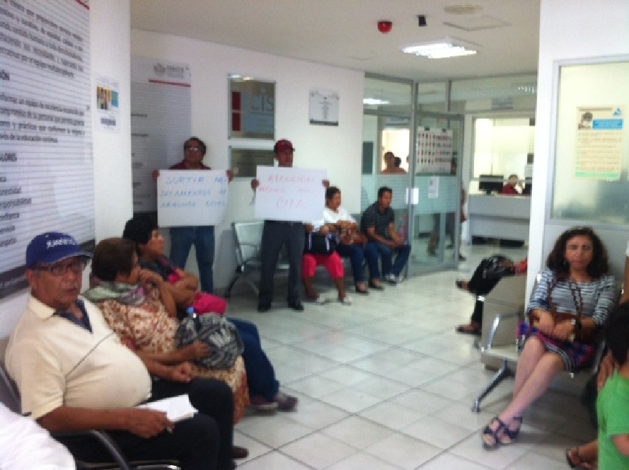 Se manifiestan maestros jubilados y pensionados en la unidad médica del ISSSTE de Jojutla